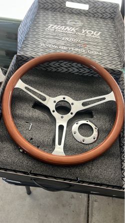 Wood grain steering wheel
