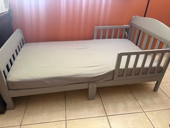 Toddler bed with mattress