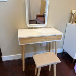 Cutesy Makeup Vanity Desk