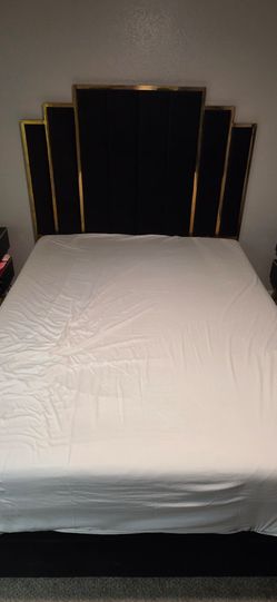 Queen Bed Frame w. Headboard