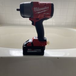  Milwaukee Impact Wrench brand new battery been used, but it’s in perfect condition