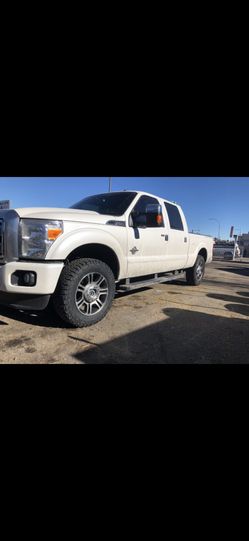 F250 diésel 2015 platinum 4wrd low miles new tire