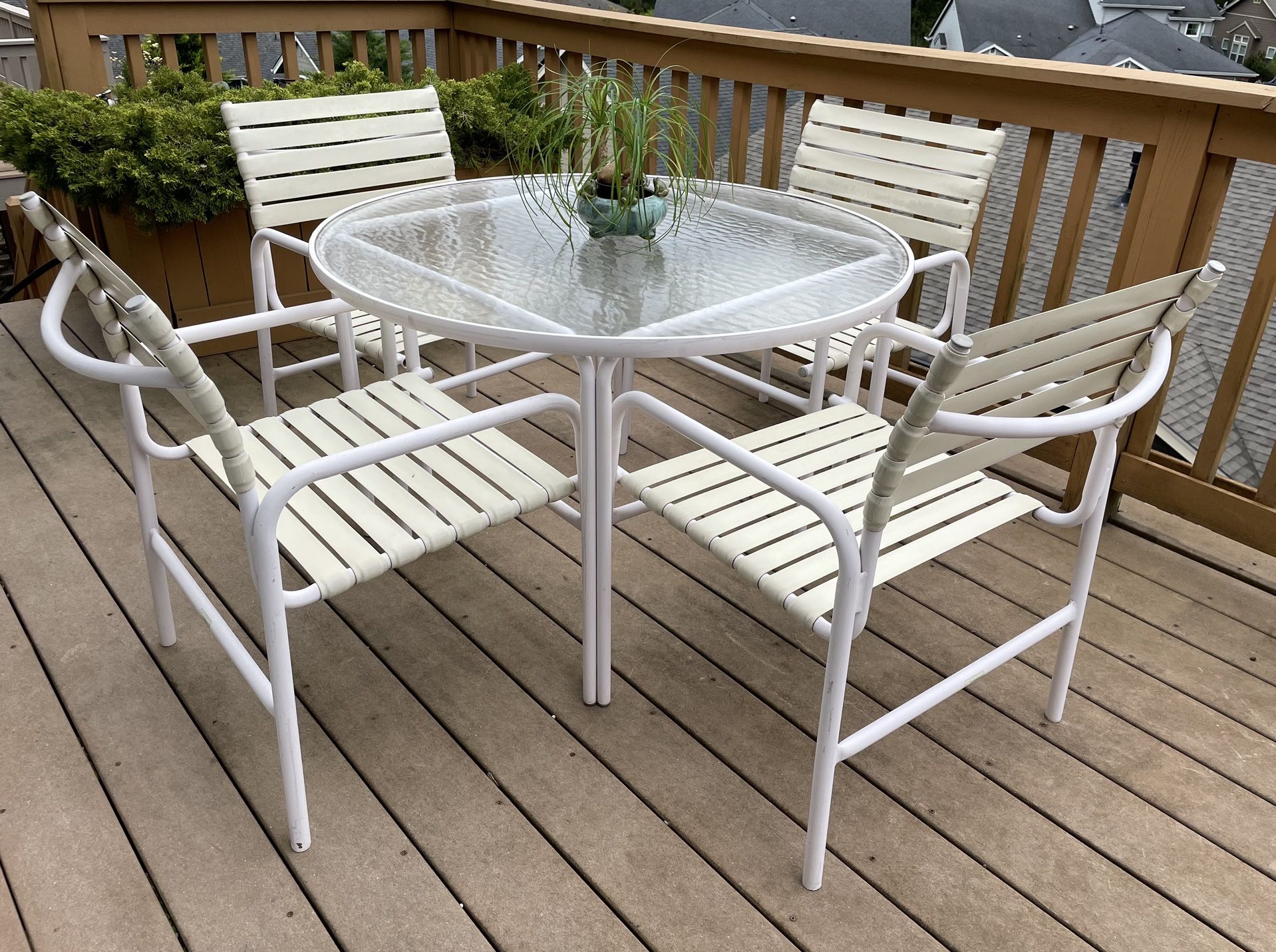 Brown and Jordan Patio Table With 4 Chairs