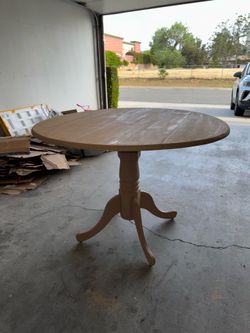 30” Extendable round table w/ folding leaves