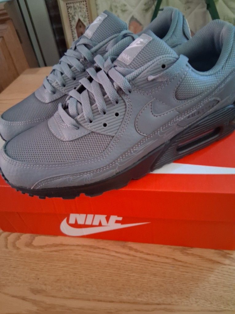 NIKE AIR MAX 90 SIZE 10 COOL GRAY/BLACK w/ REFLECTIVE DETAILING