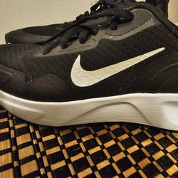 Womens Nike Size 7  20$