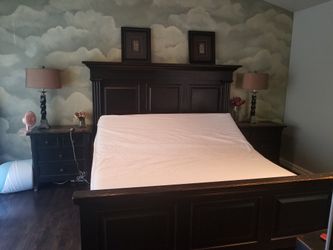 Beautiful Thomasville Bedroom Set!!
