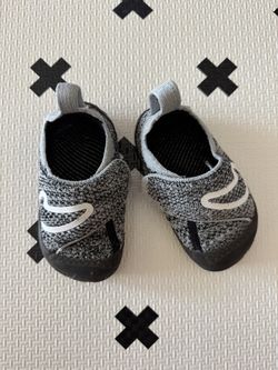 Nike Swoosh 1 flyknit infant black/white/wolf gray sneakers size 7C