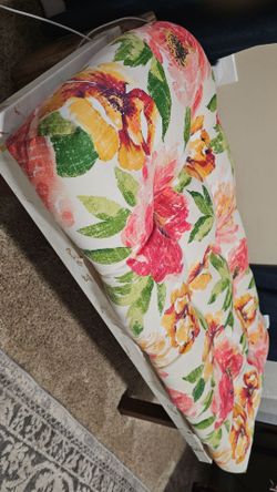 Floral Bench cushion - like new