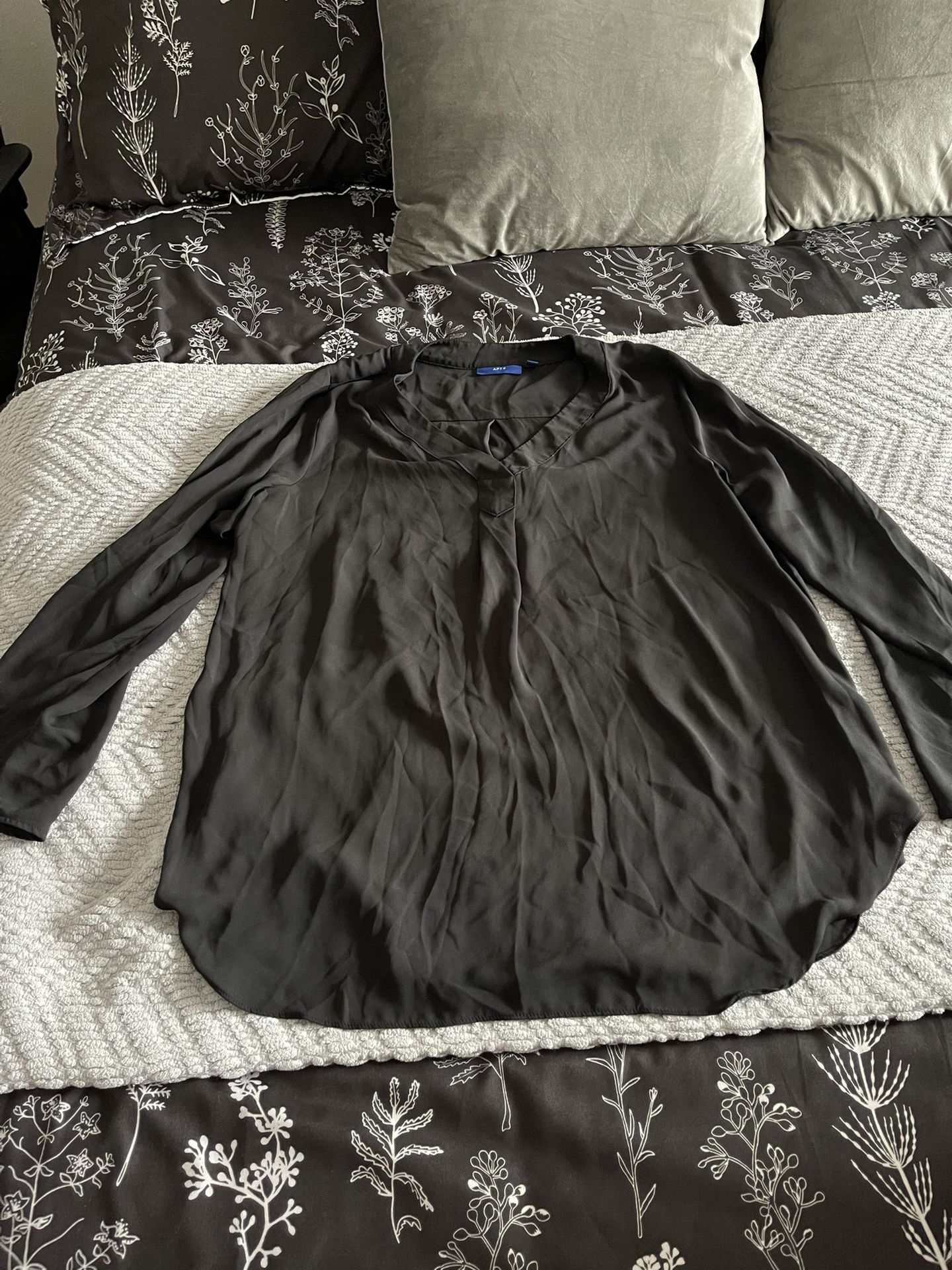 Woman’s Apt. 9 Blouse Size L