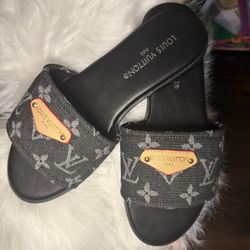 Quality Sandals….I Also Mail The Items To Ur Address.