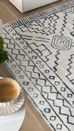 Modern Area Rug – White & Gray Geometric Pattern