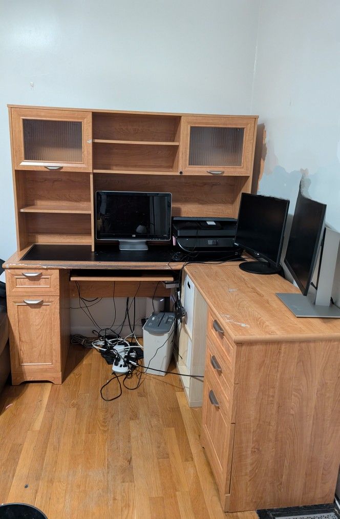 Desk W/Hutch