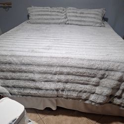 King Size Bed ,solid Wood ,6 Big Drawers 
