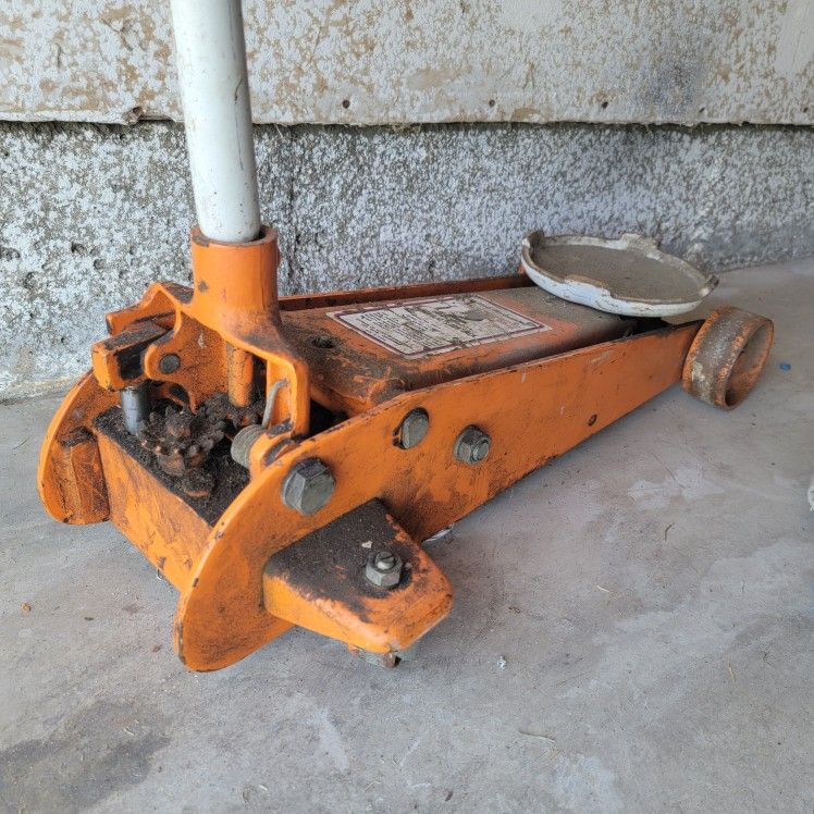 Floor Jack 2 TON Mfg: ALLIED HYDROLIC, Has Leaky O-Ring Somewhere