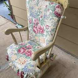 Nice rocking chair in Good condition