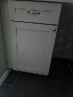 White Shaker Base Cabinet, 1-Door 1-Drawer - Buyer Removes