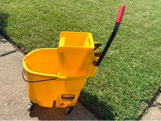 $25 OBO- Rubbermaid Mop Bucket with Wringer