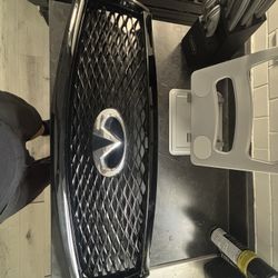 Q50 Black Grill Gloss With Silver Infiniti Emblem