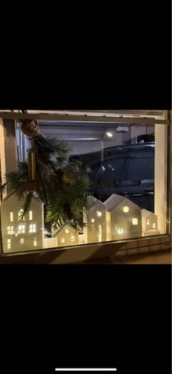 Pottery Barn Ceramic Christmas Village – 5 White Light-Up Houses