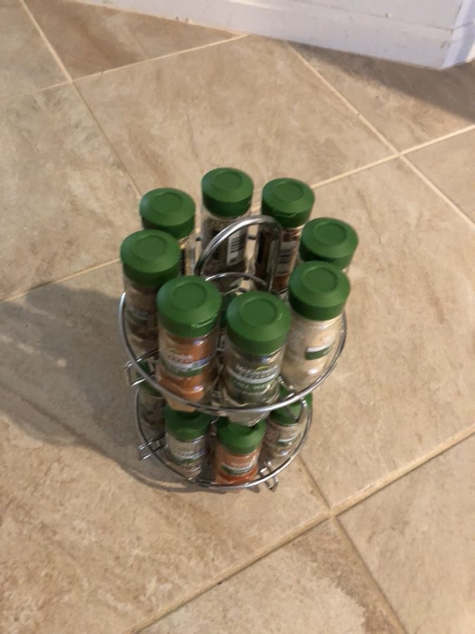 Spice rack (includes all spices)