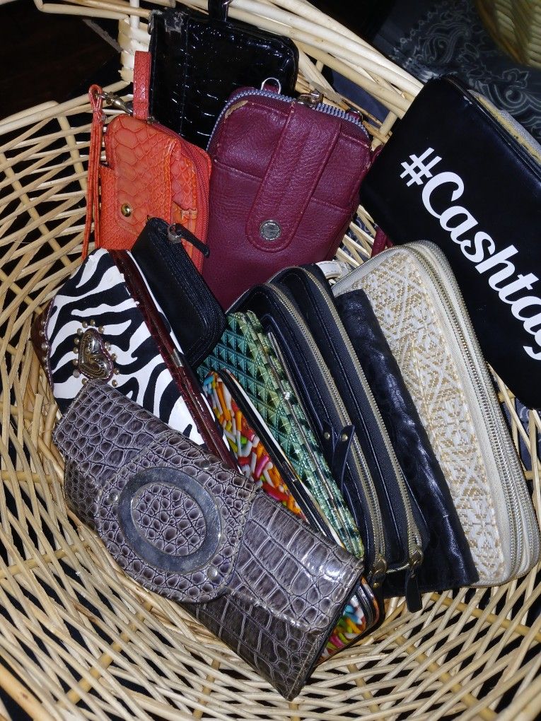 WOMAN'S WALLET'S