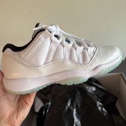 JORDAN 11 legend blue size 5Y