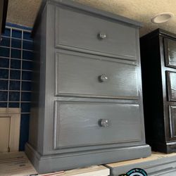 Grey Pinewood Three Drawer Nightstand New Nuevo Chest Mueble 