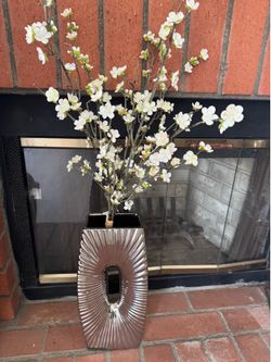 Vase color silver de Z Gallerie $30