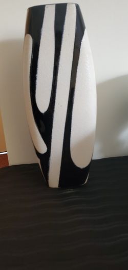EXQUISITE    BLACK    &    WHITE    VASE