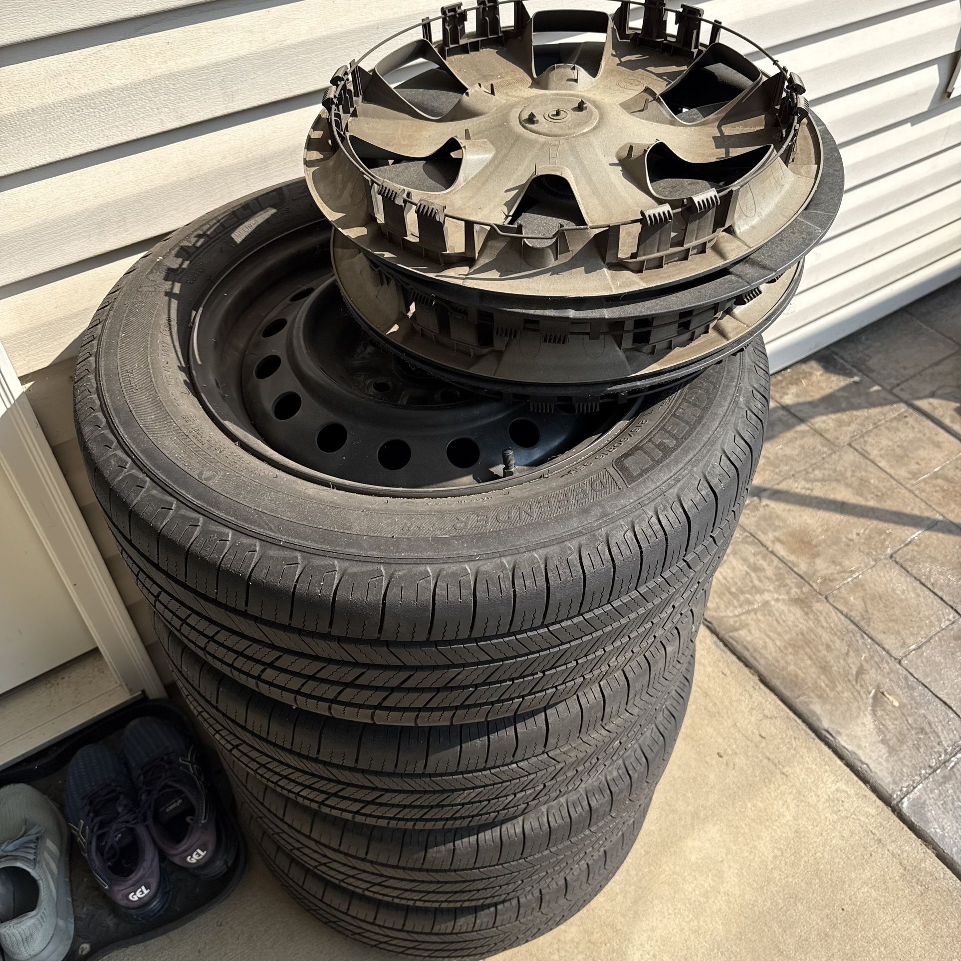 4 Michelin Defender Tires 215 60R 16