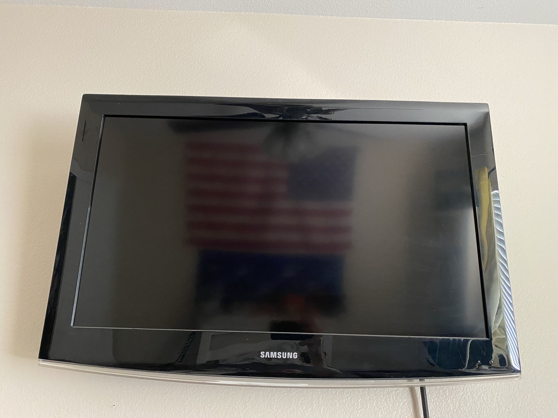 32” Samsung LCD flat TV with wall mount