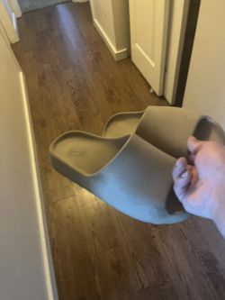 Yeezy Slides/shoes Size 11
