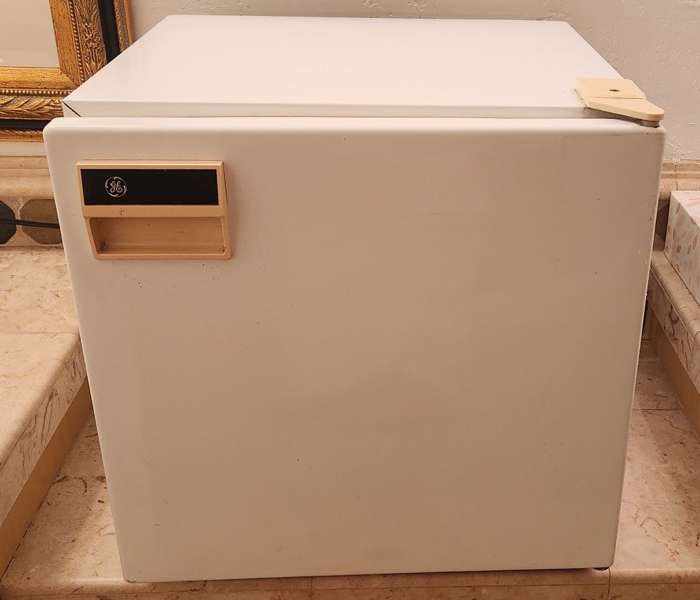 GE Mini Fridge