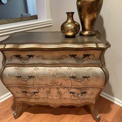 Bombay Chest Hand Painted Bombay Chest  Beautiful Console Table Great Conditions 37Wx17Dx34H 