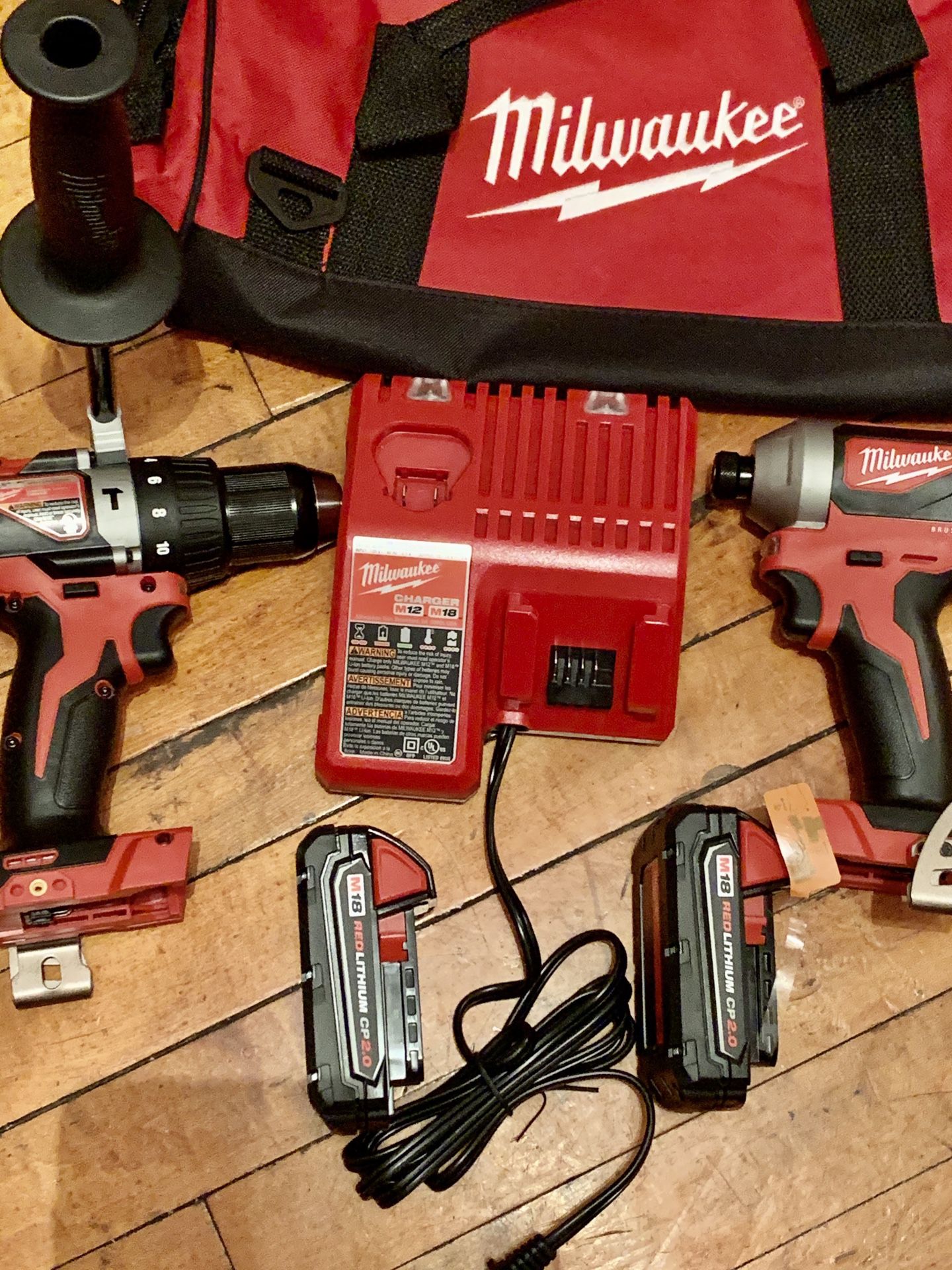 MILWAUKEE M18 INCLUDED HAMMER DRILL IMPACT DRIVER 2 battery charger