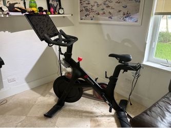 PELOTON BIKE – LIKE NEW CONDITION
