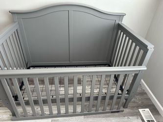 Cuna convertible gris con colchón incluido