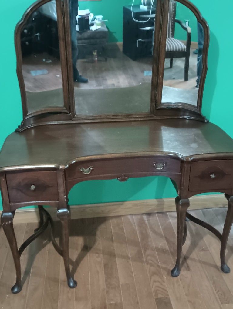 Dresser With Mirror