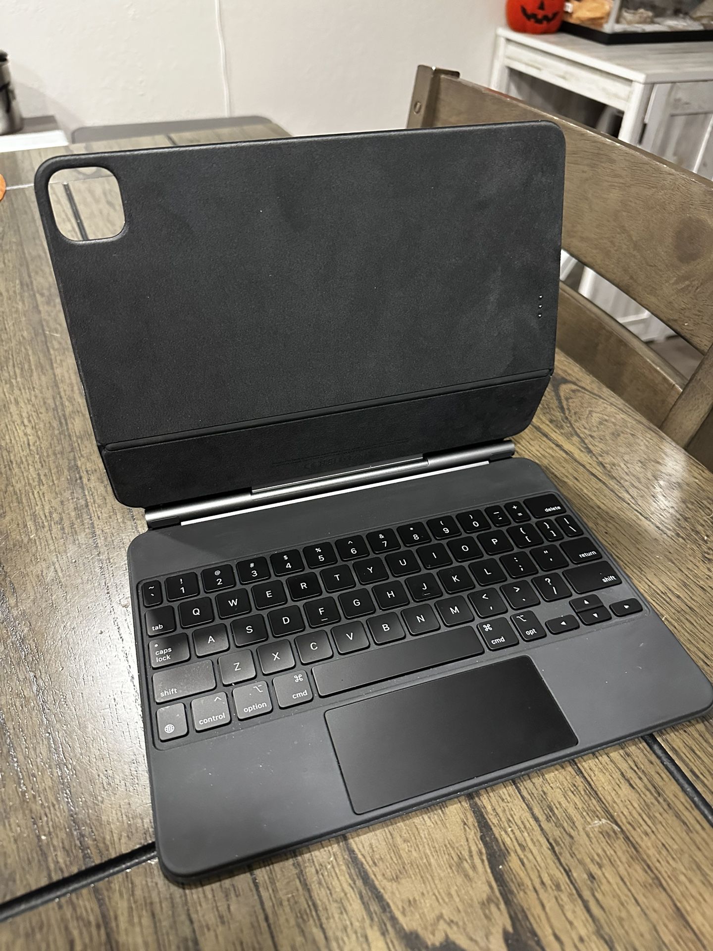 Apple Magic Keyboard for iPad 11 Pro 4th generation & ESR Case