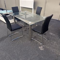 Dining Table ( Lightly Used) 