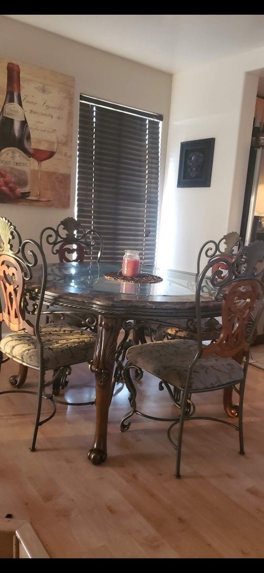 Comedor Con 4 Sillas De Herreria Y Mamol Y Vidrio Y Madera