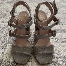 New Prezioso metallic block-heel sandals with multiple buckle straps Size 7 