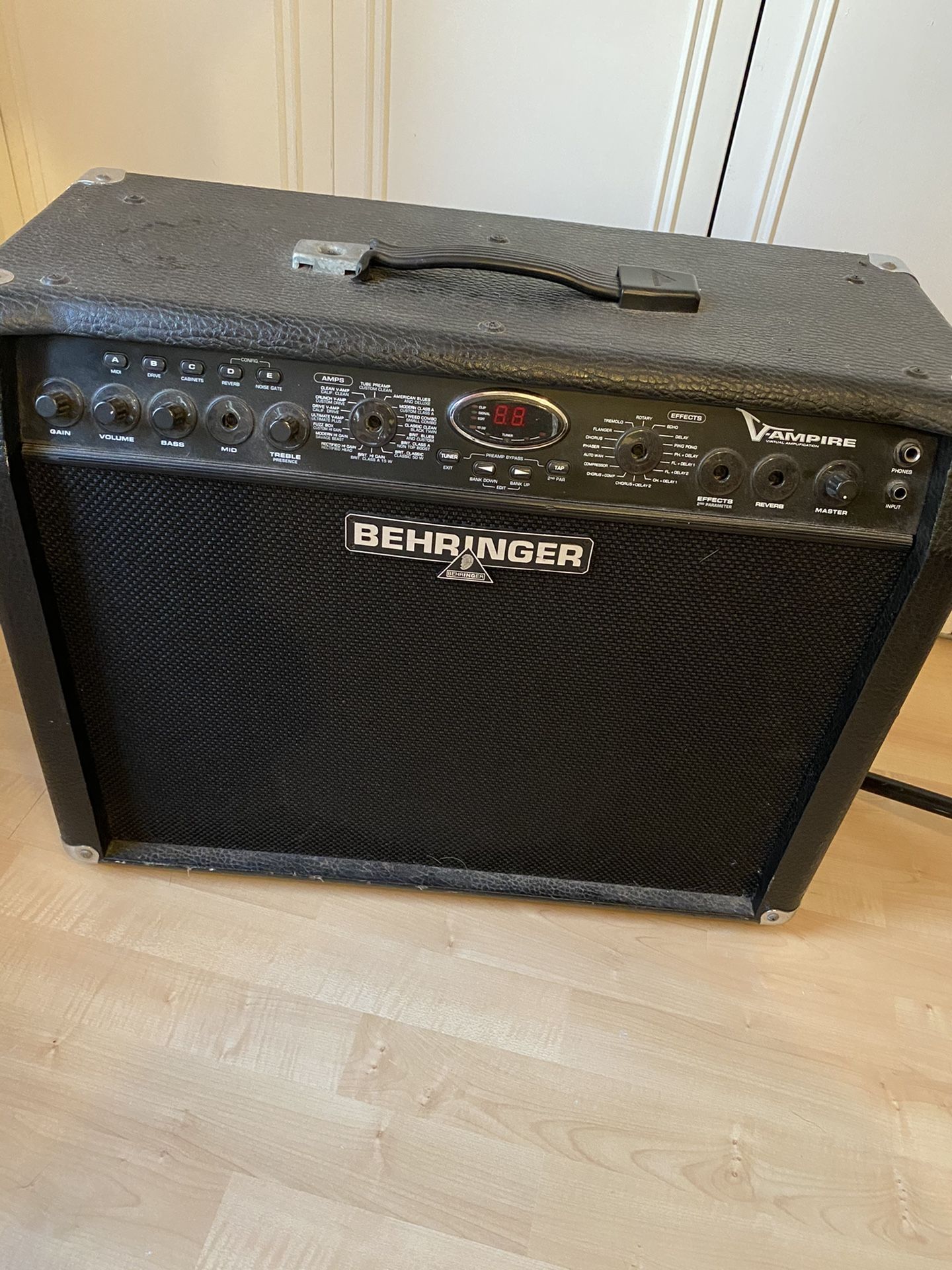 Behringer V-ampire 120 Watt 1x12 Guitar Amp