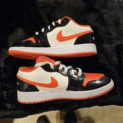 Size 5.5y- 231. Jordan 1 Low Halloween 
