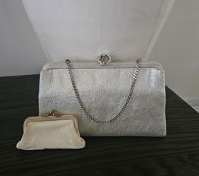 Pre-owned, vintage After Five brand silver metallic evening clutch bagThis is a Pre-owned, vintage After Five brand silver metallic evening clutch wit