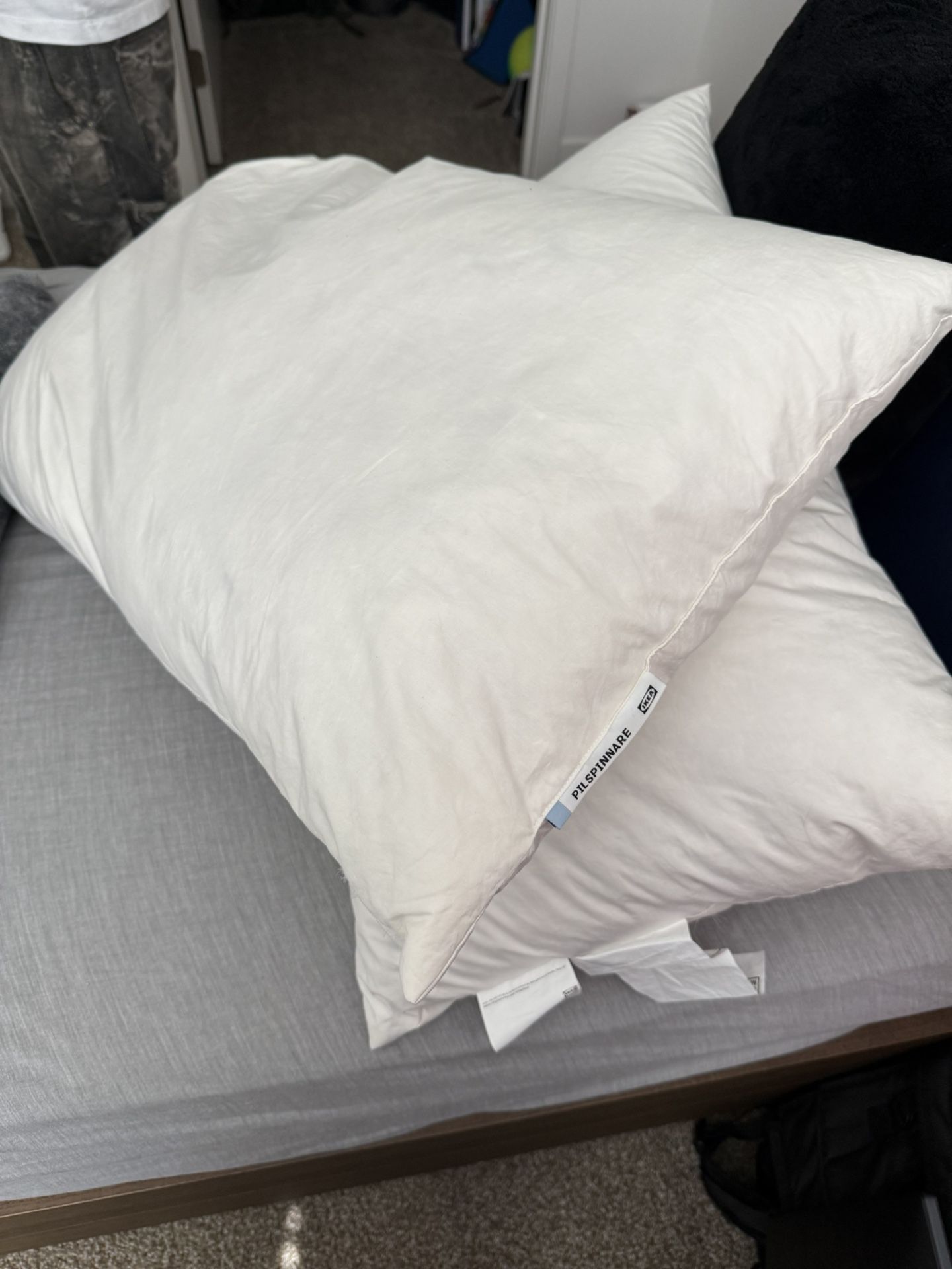 Two pilspinnare pillow ikea & Three threshold pillows