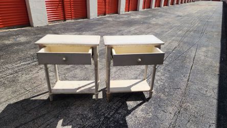 2 nightstands