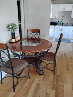 Round table with 3 chairs