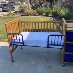 Simplicity  Brand Solid  Wood  Crib That  Turns Into  a  Sleeper  bed In Good Condition $  75 Dollars 